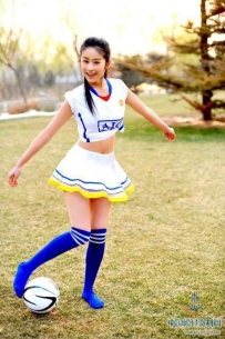 大陆影视新星颖儿化身曼联足球宝贝，萌态十足