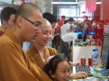 某电脑卖场一角，很和谐的一家