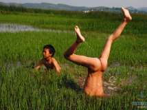 两名小孩在贵州威宁草海湿地玩耍