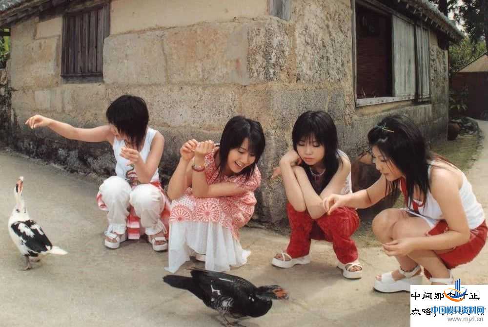 两只鸭被四美女玩弄.jpg