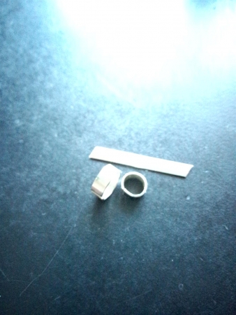 有没有那种把一卷铁皮自动做成一个个闭合小环状的仪器或车床，没有废料