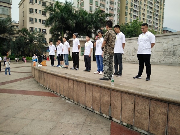8班长上台分享.jpg